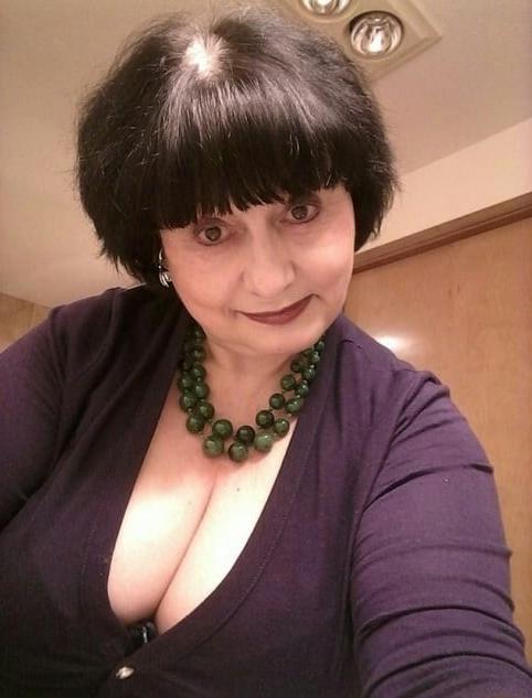 20P Mature ladies braless cleavage pokies 177