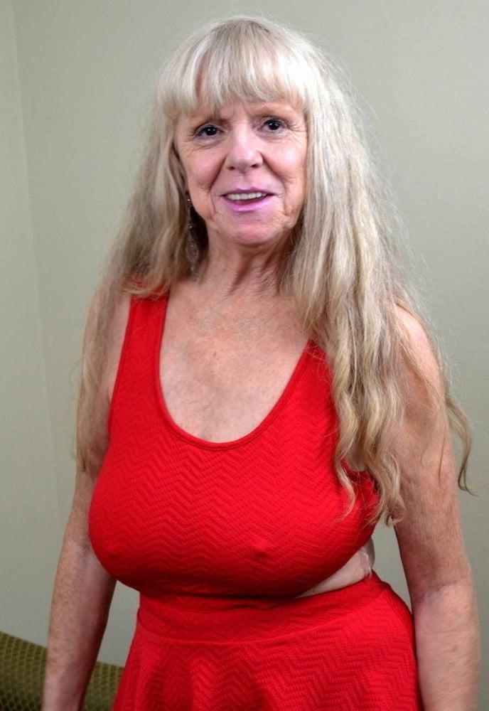 20P Mature ladies braless cleavage pokies 177