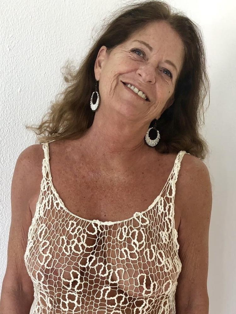 20P Mature ladies braless cleavage pokies 177