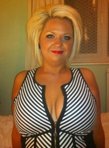20P Mature ladies braless cleavage pokies 177