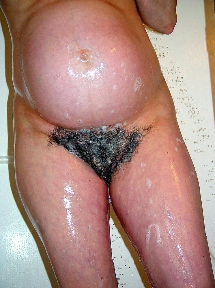 19P Hairy Pregnant Amateur Takes a Shower