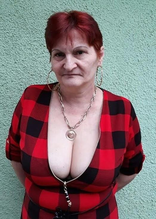 20P Mature ladies braless cleavage 176