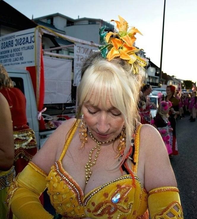 20P Mature ladies braless cleavage 176