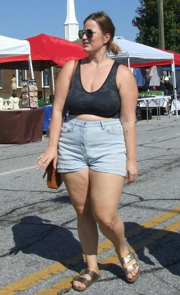 20P Mature ladies braless cleavage 176
