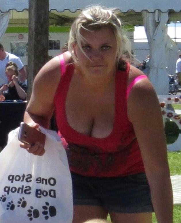 20P Mature ladies braless cleavage 176