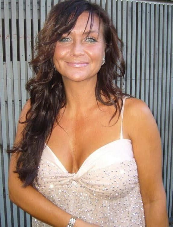 20P Mature ladies braless cleavage 176