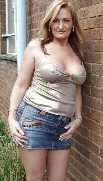 20P Mature ladies braless cleavage 176