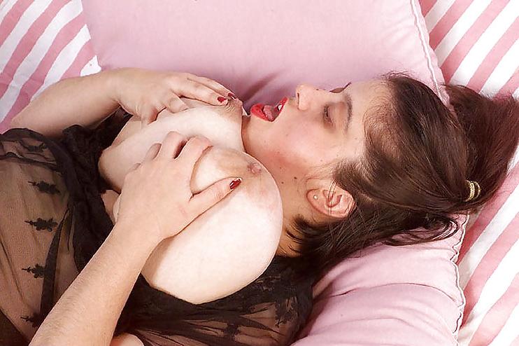 22P Busty brunette BBW playing with her dildo