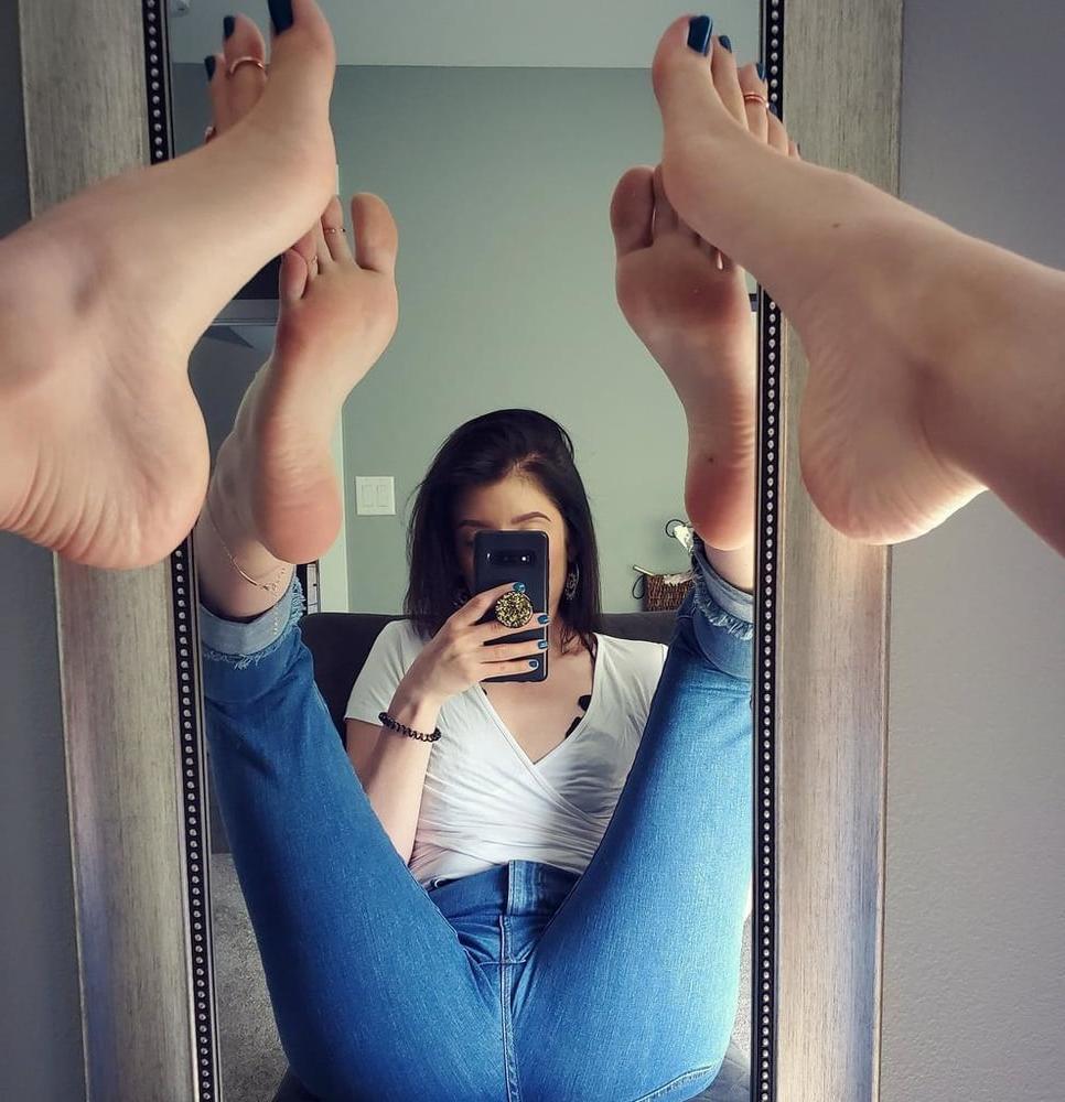 25P Supreme Foot Fetish Faves