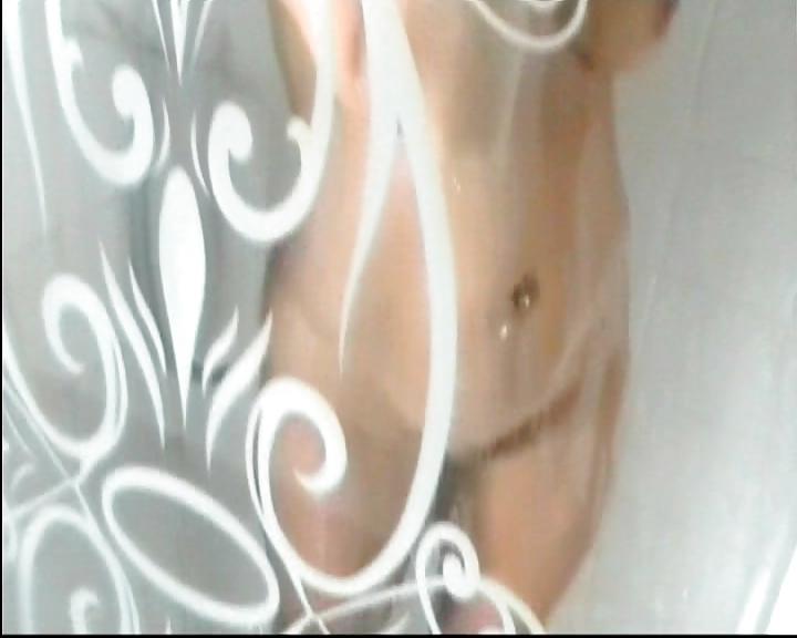 4P Lynda in shower