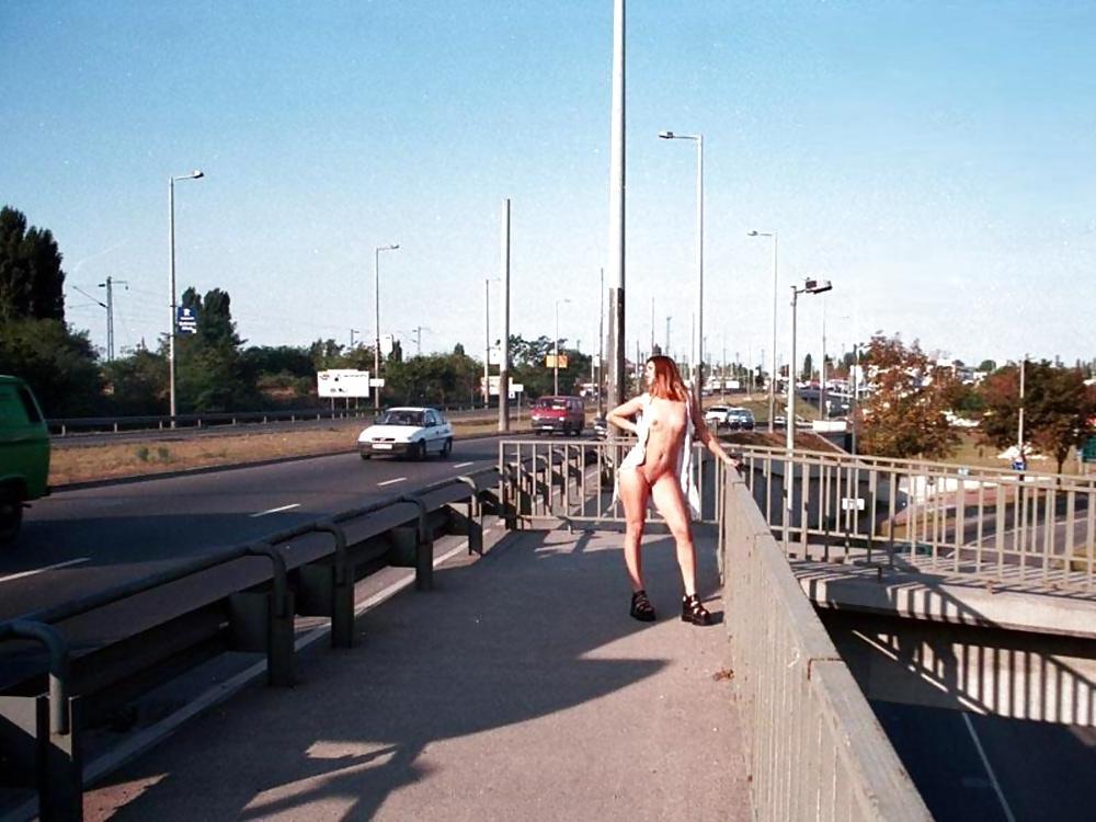 25P NOEMI - FLASHING IN PUBLIC