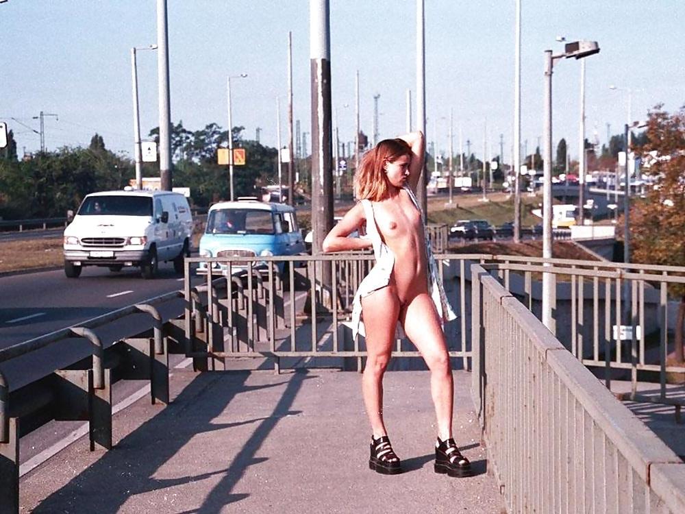 25P NOEMI - FLASHING IN PUBLIC