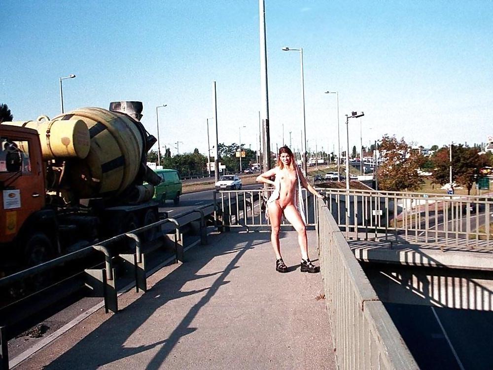 25P NOEMI - FLASHING IN PUBLIC