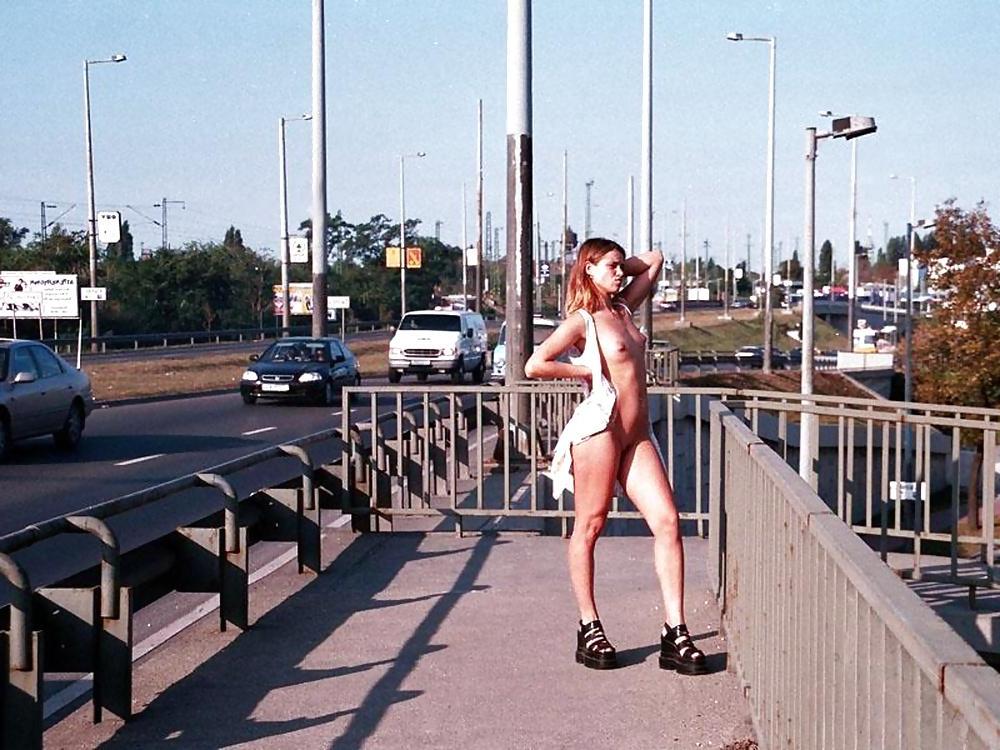 25P NOEMI - FLASHING IN PUBLIC