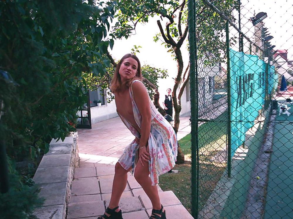 25P NOEMI - FLASHING IN PUBLIC