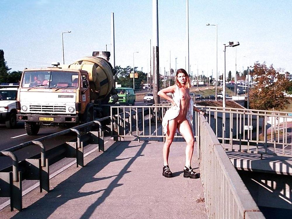 25P NOEMI - FLASHING IN PUBLIC