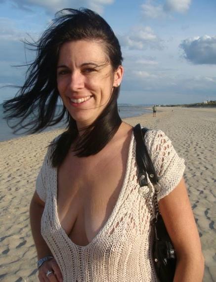 20P Mature ladies braless cleavage pokies 172