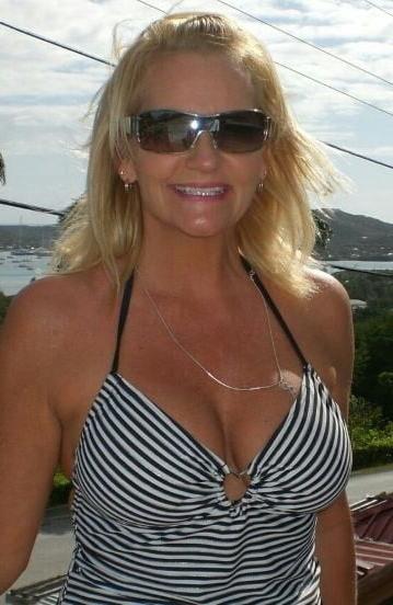 20P Mature ladies braless cleavage pokies 172