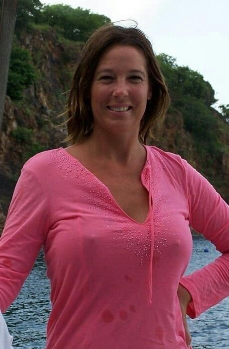 20P Mature ladies braless cleavage pokies 172