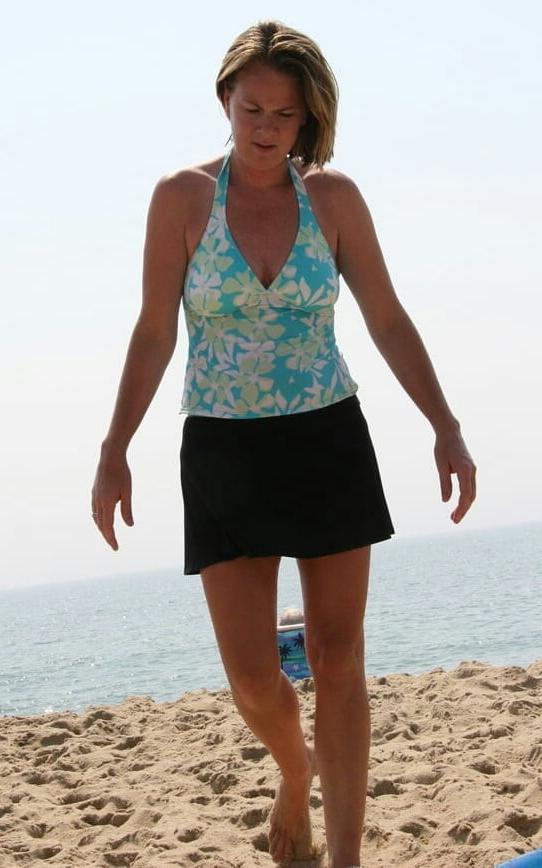 20P Mature ladies braless cleavage pokies 172