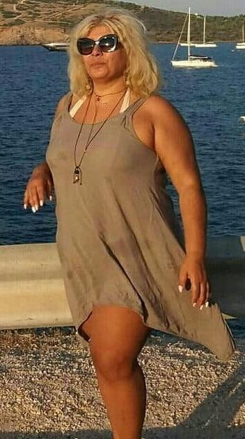 20P Mature ladies braless cleavage pokies 172