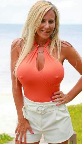 20P Mature ladies braless cleavage pokies 172