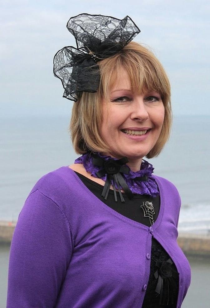 20P Mature ladies braless cleavage pokies 172