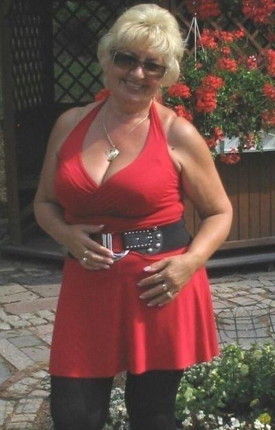 20P Mature ladies braless cleavage pokies 172