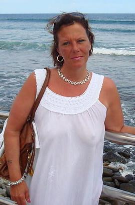 20P Mature ladies braless cleavage pokies 172