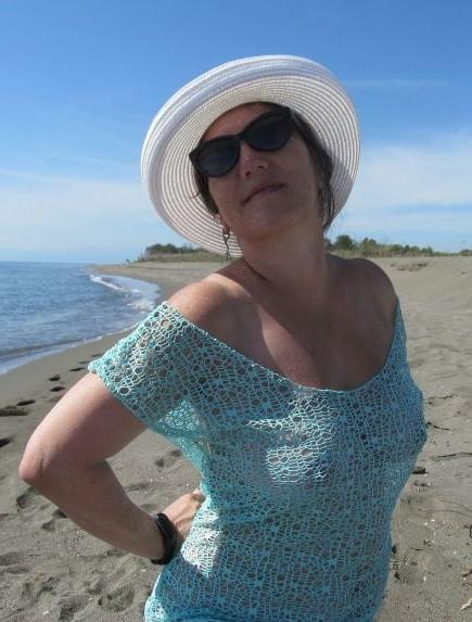 20P Mature ladies braless cleavage pokies 172