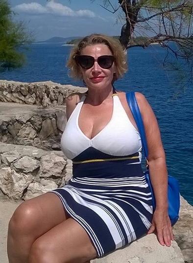 20P Mature ladies braless cleavage pokies 172