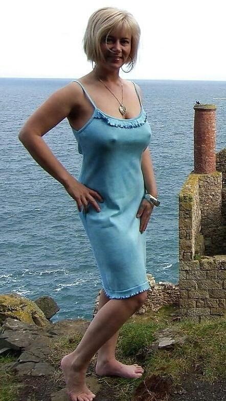 20P Mature ladies braless cleavage pokies 172