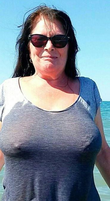 20P Mature ladies braless cleavage pokies 172