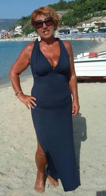 20P Mature ladies braless cleavage pokies 172