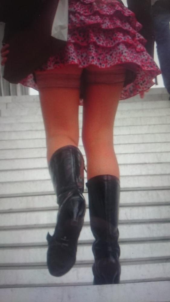 18P Stockings upskirt in public