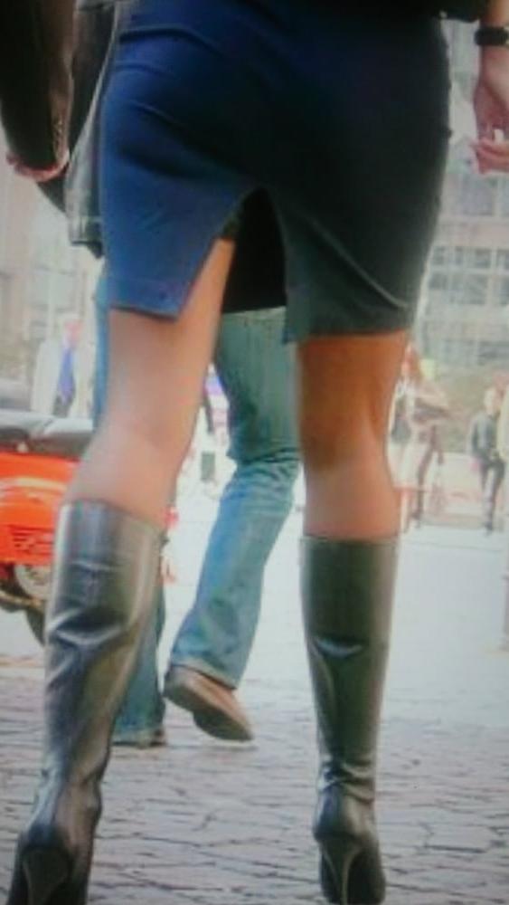 18P Stockings upskirt in public
