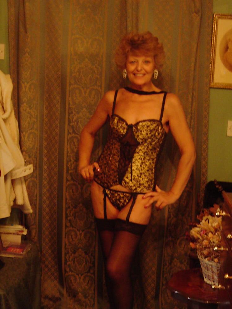 9P Gorgeous elegant granny