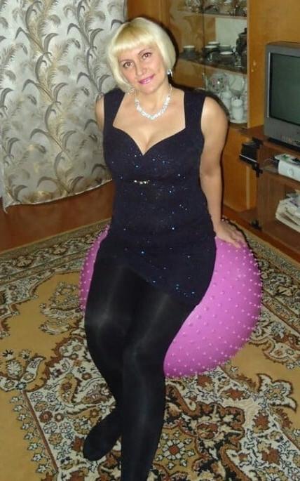 20P Mature ladies braless cleavage pokies 174