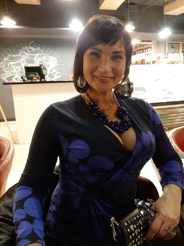 20P Mature ladies braless cleavage pokies 174