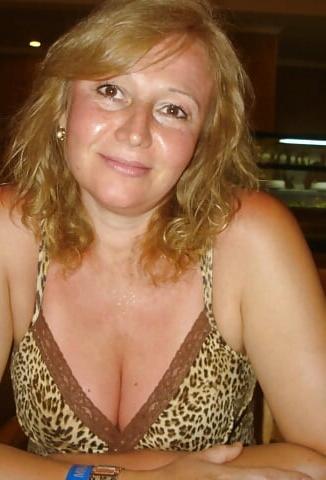 20P Mature ladies braless cleavage pokies 174