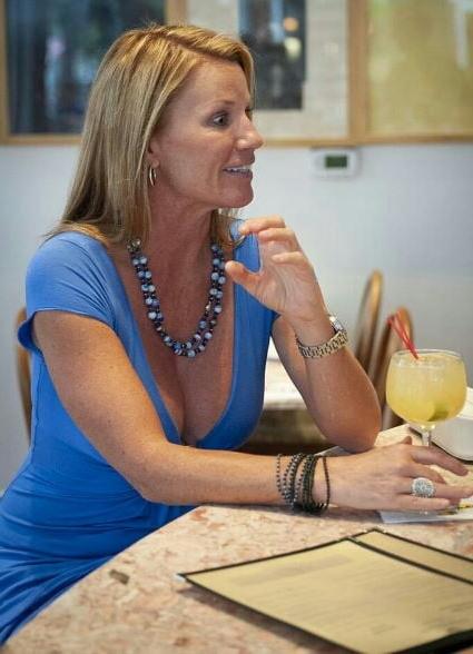 20P Mature ladies braless cleavage pokies 174