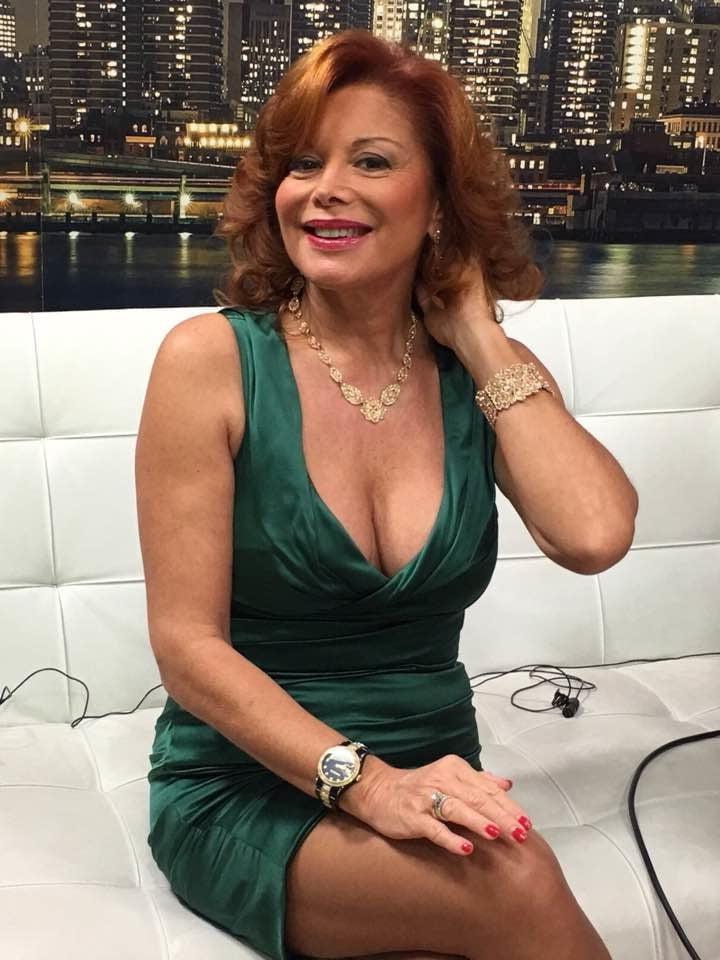 20P Mature ladies braless cleavage pokies 174