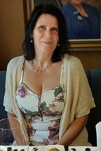 20P Mature ladies braless cleavage pokies 174