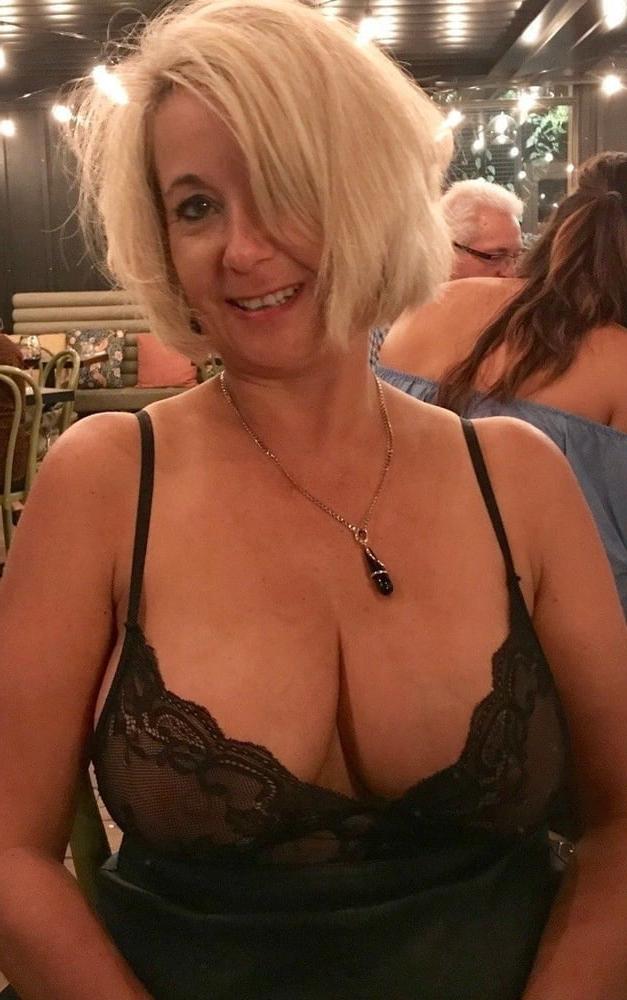 20P Mature ladies braless cleavage pokies 174