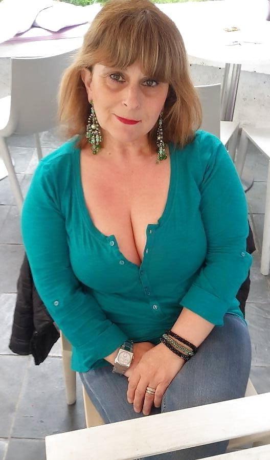 20P Mature ladies braless cleavage pokies 171