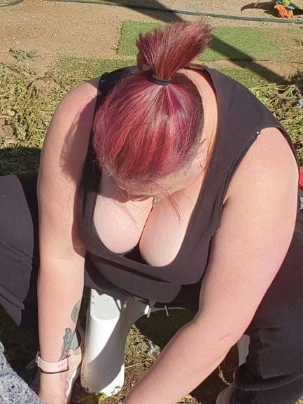 20P Mature ladies braless cleavage pokies 171