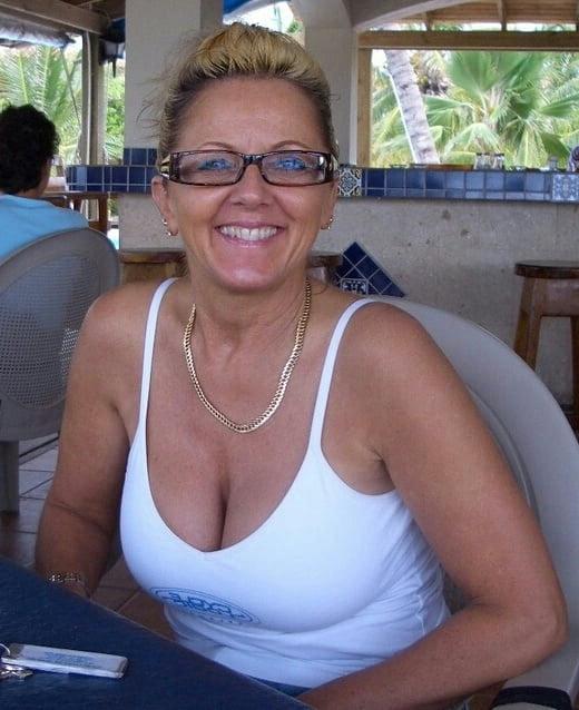 20P Mature ladies braless cleavage pokies 171