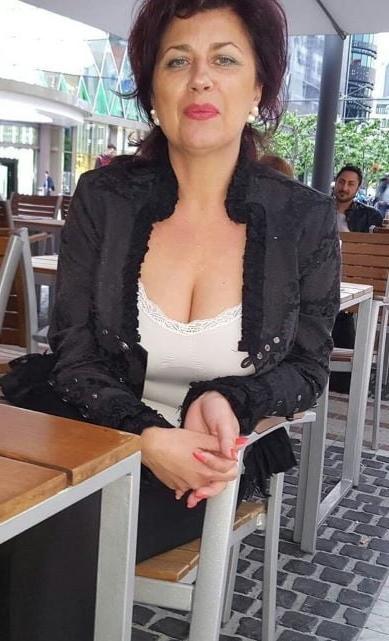 20P Mature ladies braless cleavage pokies 171