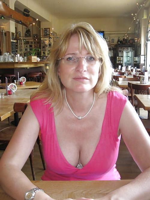20P Mature ladies braless cleavage pokies 171