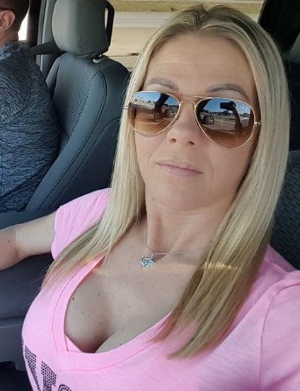 20P Mature ladies braless cleavage pokies 171
